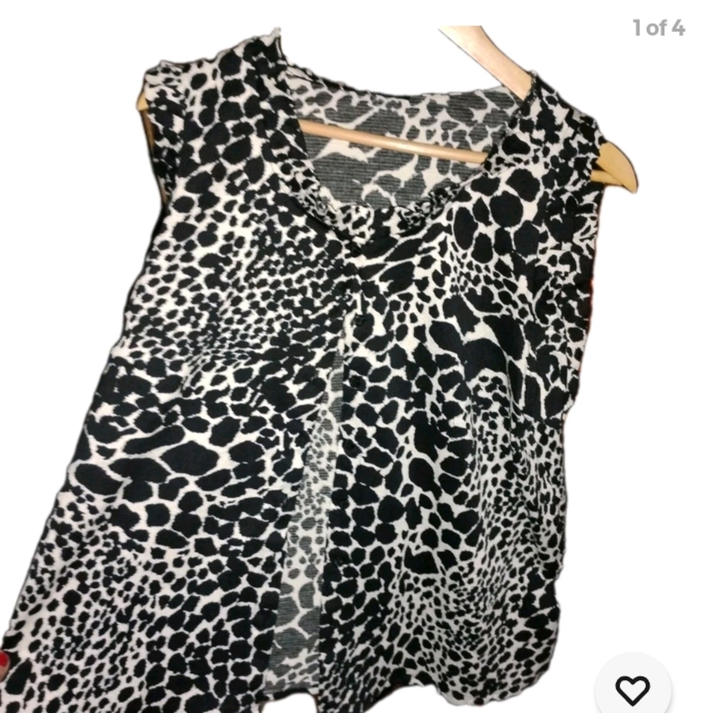 Who What Wear Black and White Sleeveless Blouse with Notched Collar